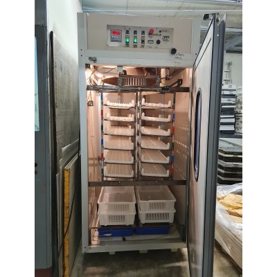 Incubadora usada de 1700 huevos con nacedora integrada de 600 huevos.