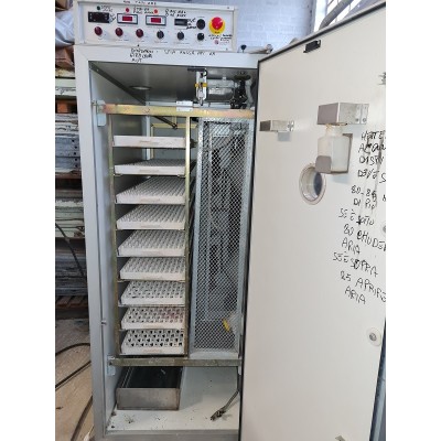 Incubadora Vitoria I9 usada, con capacidad para 1296 huevos de gallina o 70 huevos de avestruz.