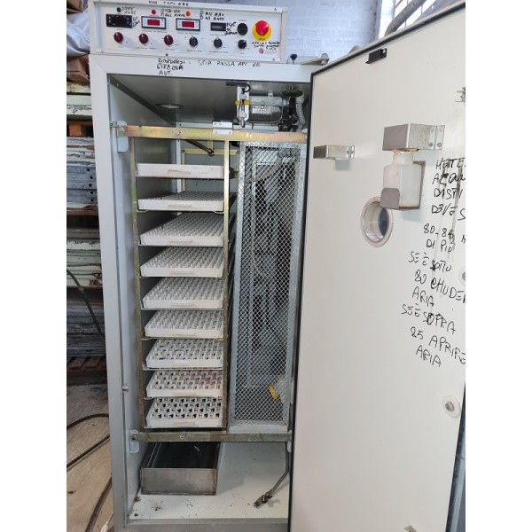 Incubateur Vitoria I9 d'occasion pour 1296 œufs de poule ou 70 œufs d'autruche